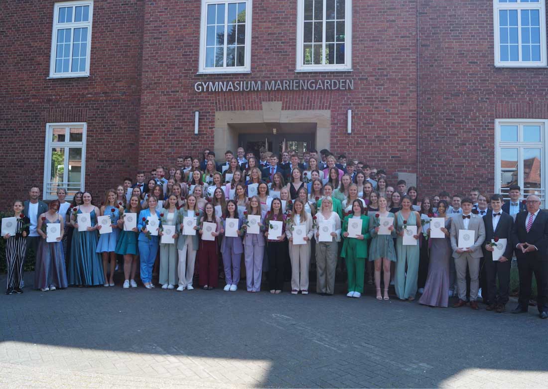 Feierliche Abiturentlassung auf dem Klostergelände in Mariengarden