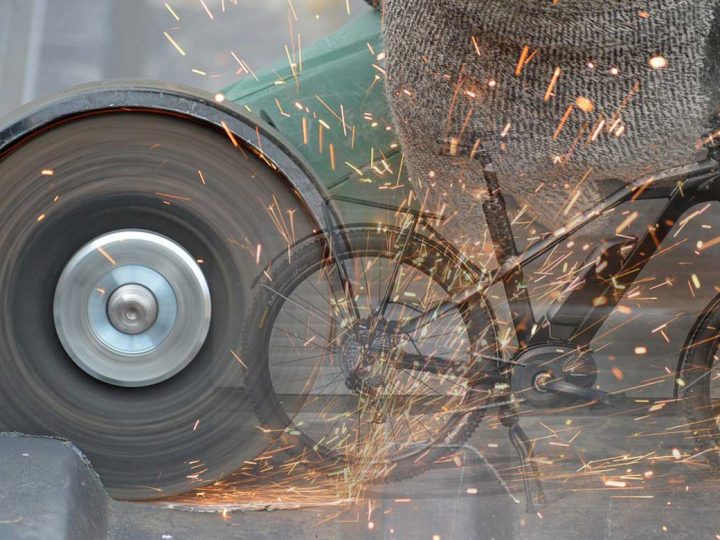 Dreister Pedelec-Dieb setzte Winkelschleifer ein und flüchtet ohne Beute