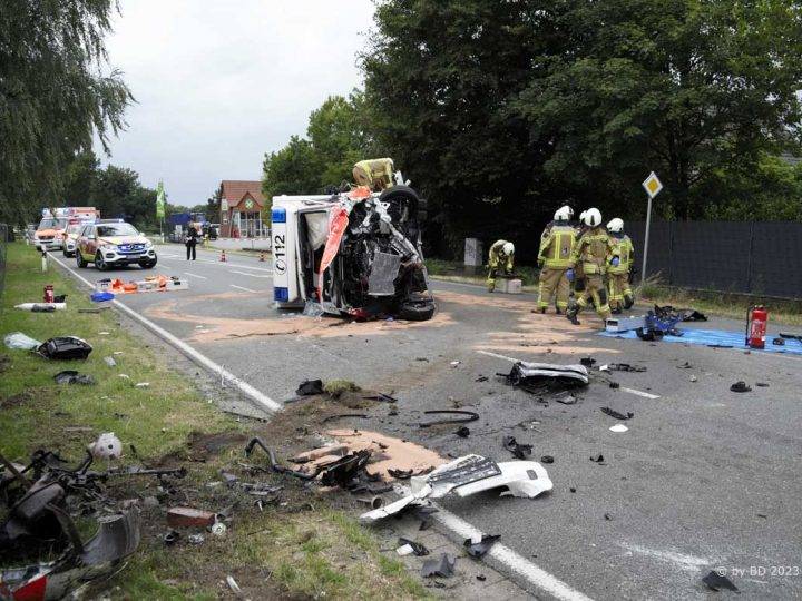 Schwerer Verkehrsunfall – Rettungswagen der Feuerwehr beteiligt