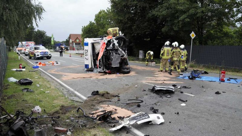 Schwerer Verkehrsunfall – Rettungswagen der Feuerwehr beteiligt