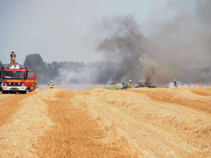 Großflächiger Ackerbrand – Löschzüge Borken und Gemen aktuell im Einsatz