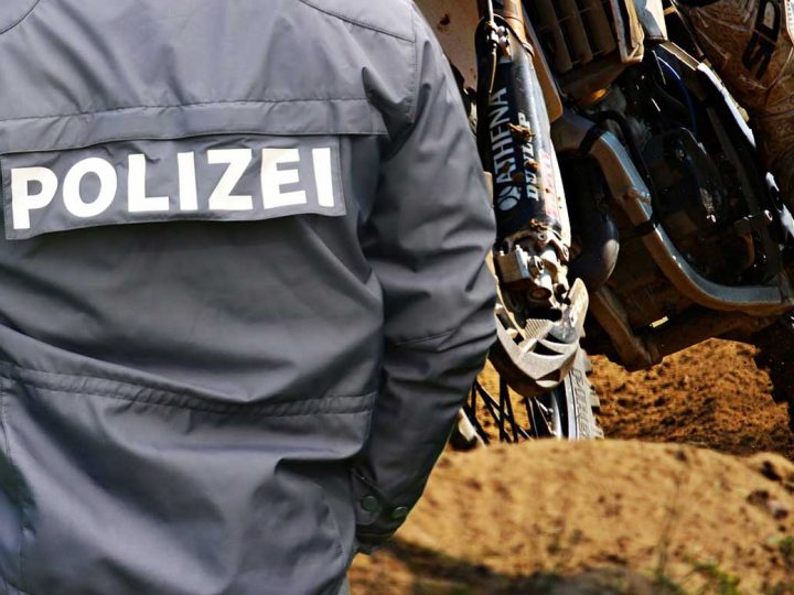 Unbekannte lassen gleich sechs Motocross-Maschinen mitgehen