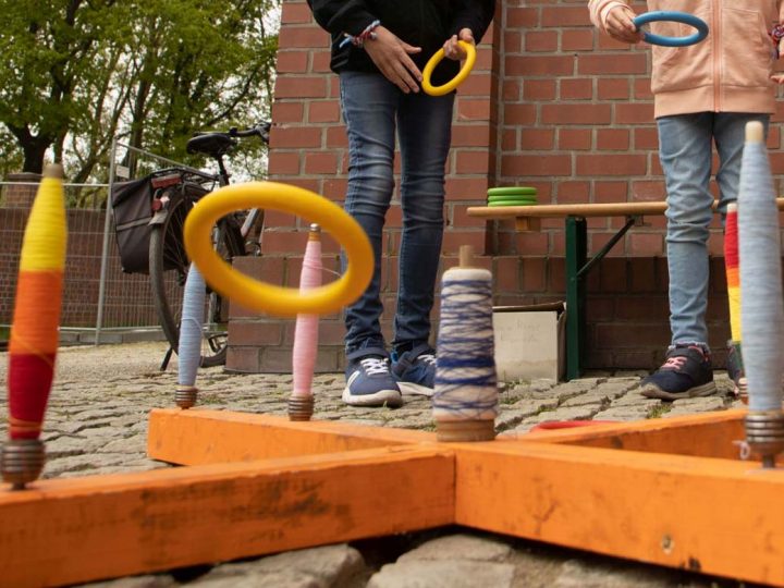 Spielen wie vor 100 Jahren – LWL-Museum Textilwerk lädt Kinder und Erwachsene ein