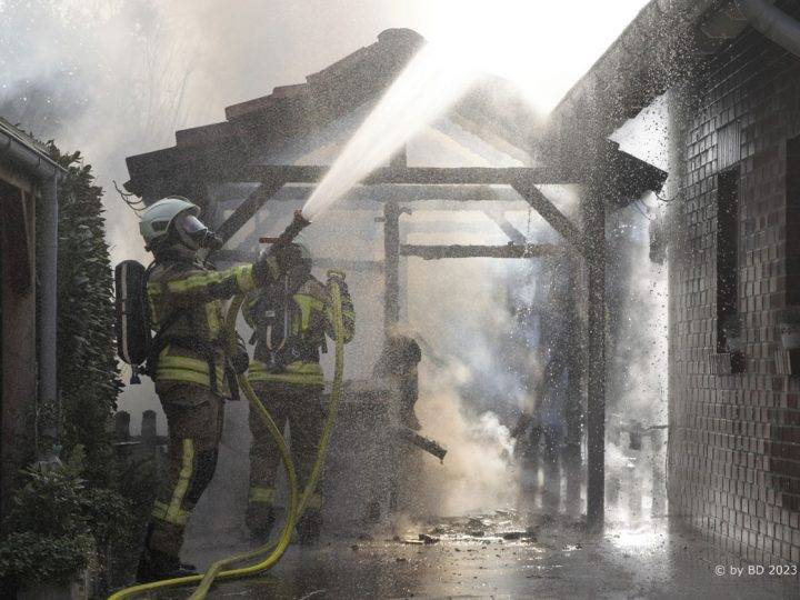 Brand in der Burloer Klosterseesiedlung – Alle Löschzüge der Feuerwehr im Einsatz