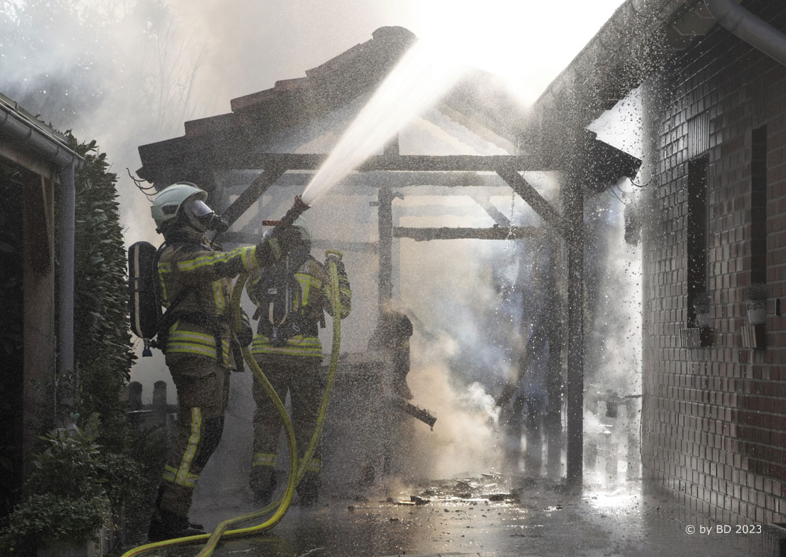 Brand in der Burloer Klosterseesiedlung – Alle Löschzüge der Feuerwehr im Einsatz