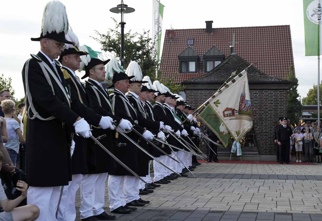 Stimmungsvolle Eröffnung des Weseker Schützenfestes auf dem Kirchplatz - Foto: BD/mhs
