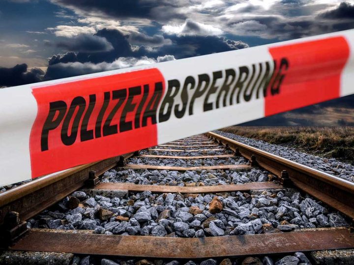 Unbekannte legen Betonklötze und Holzstämme in Gleisbett