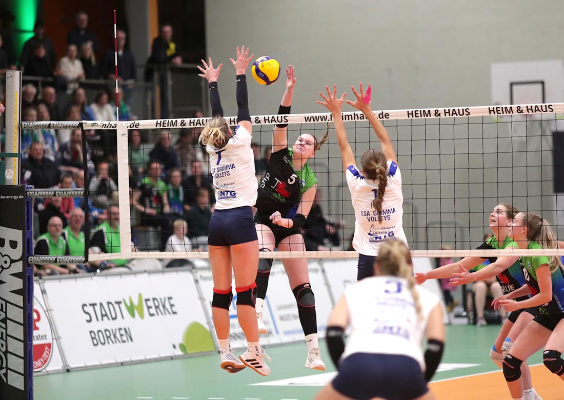 Mit starken Angriffen wie hier von Borkens Lena Bernhard, schafften die Skurios Volleys den Sieg. (Foto: Tom Schulte)