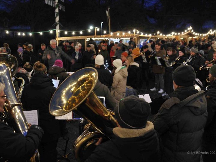 Weihnachtsmarkt in Burlo – schöne Atmosphäre auf dem Gelände des Heimatvereins