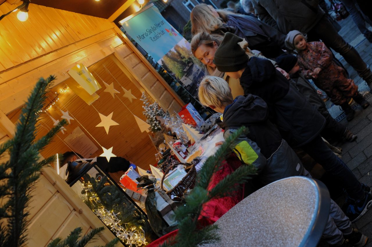 Weseker Weihnachtsmarkt trotz Regen und starken Böen recht gut besucht - Foto: BD/mhs