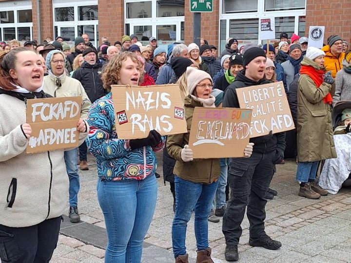 „Kein Bock auf Nazis“ – Rhede zeigt Flagge gegen rechts