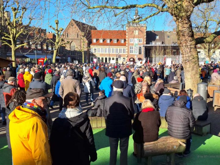 „BORKEN GEGEN RECHTS“ – Sehr gut besuchte Kundgebung auf dem Borkener Marktplatz
