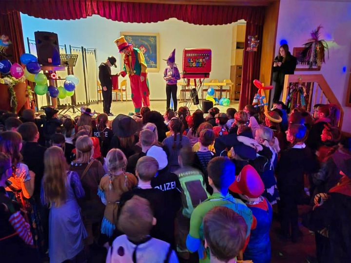 Burloer Grundschüler/-innen feiern fröhlichen Kinderkarneval im PGZ