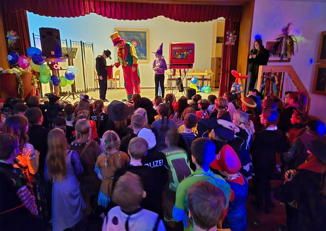 Burloer Grundschüler/-innen feiern fröhlichen Kinderkarneval im PGZ