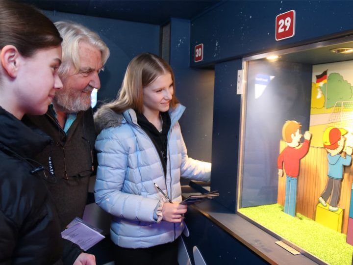 Friedenslabor / Truck mit interaktiver Ausstellung über Frieden, Freiheit, Widerstand und Sicherheit macht im Textilwerk Station