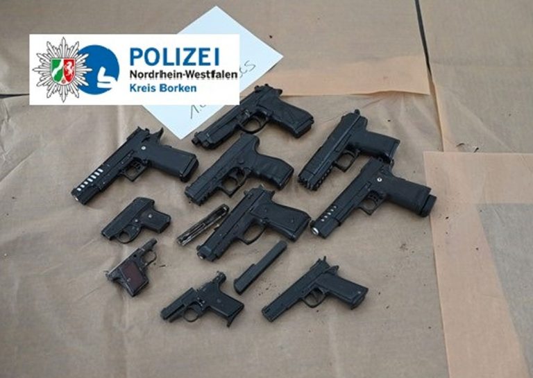 Einige der sichergestellten Waffen - Foto: © Polizei