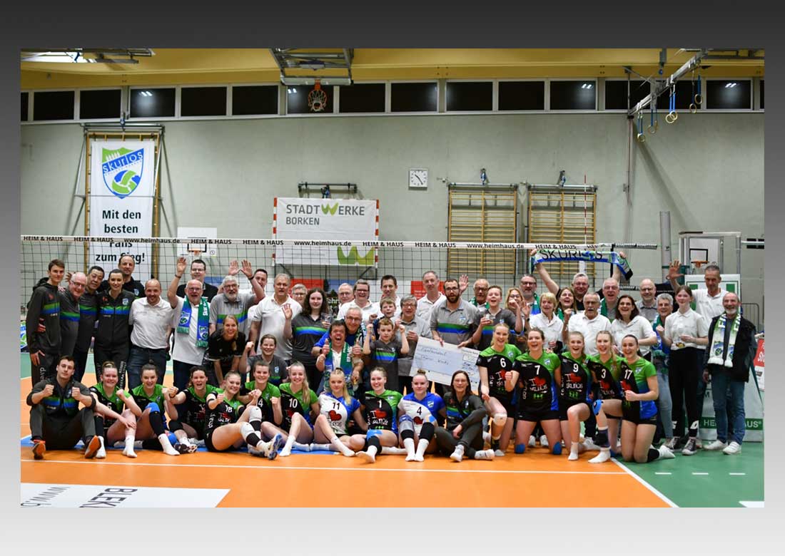 Helfer, Staff und Spielerinnen der Skurios Volleys Borken - #EinTeam in der Saison 2023/24 (Foto: Thomas Hacker)