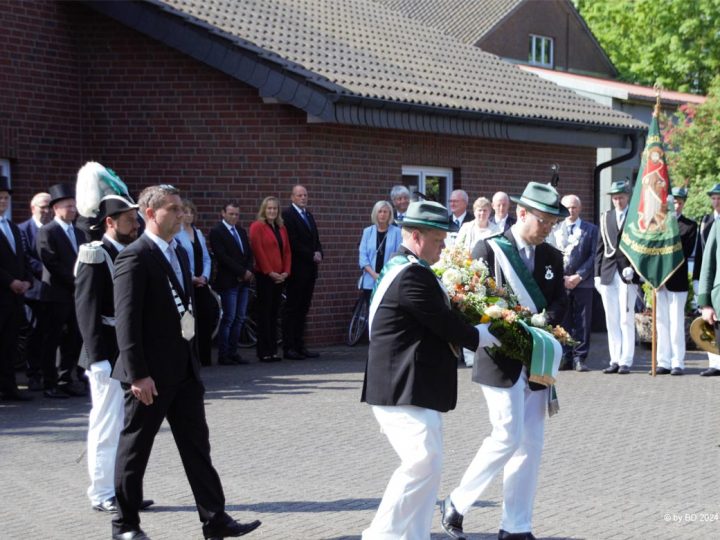 Schützenfest Borkenwirthe – Kranzniederlegung am Ehrenmal bei sommerlichem Wetter