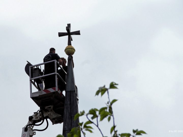 Gefahrenstelle beseitigt – Kreuz auf der Assyrischen Kirche in Burlo wieder fest verankert
