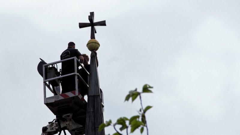 Gefahrenstelle beseitigt – Kreuz auf der Assyrischen Kirche in Burlo wieder fest verankert