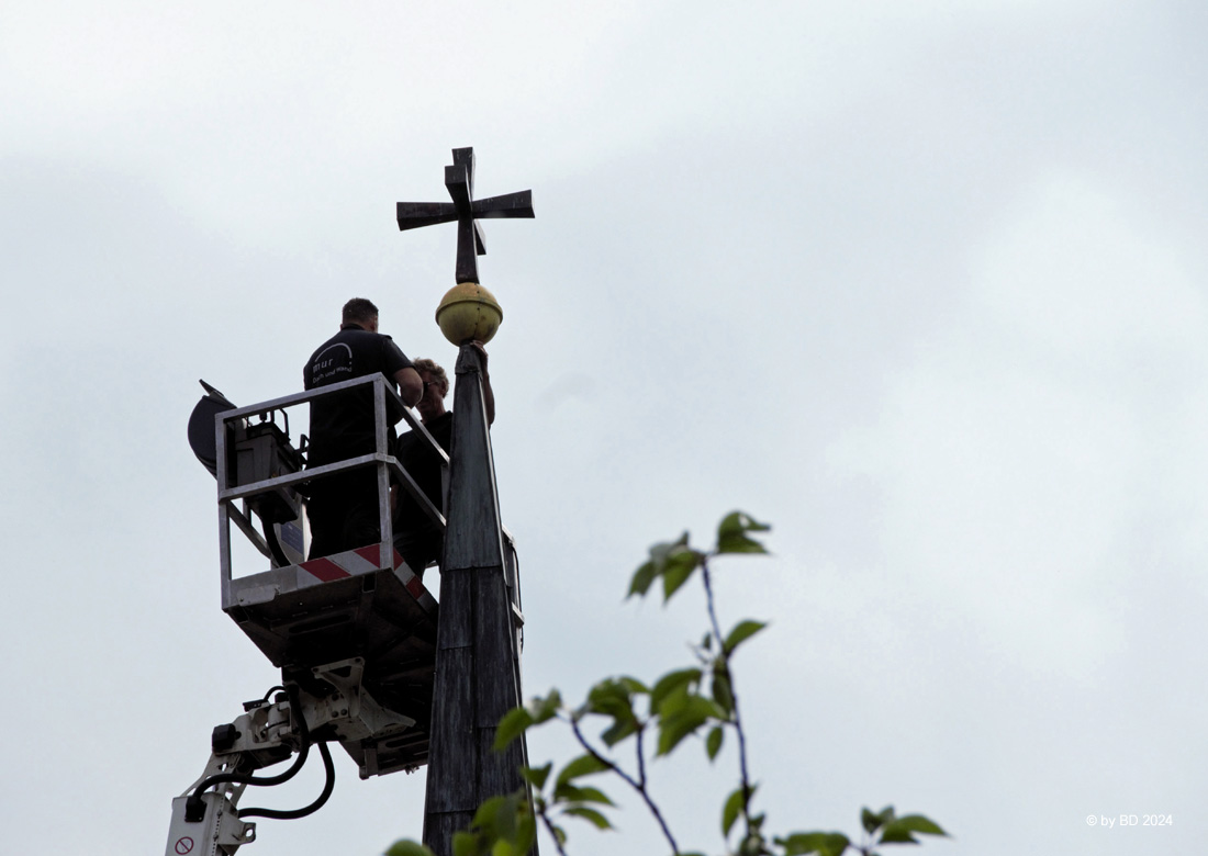 Kreuz auf Burloer Kirchturmspitze (Assyrische Kirche) wieder ins Lot gebracht - Foto: BD / mhs