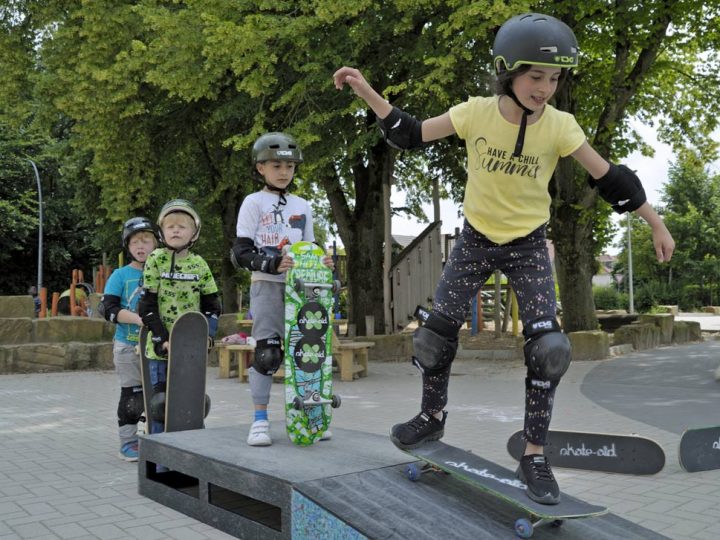 Auf Skateboards über den Schulhof der Astrid-Lindgren-Grundschule