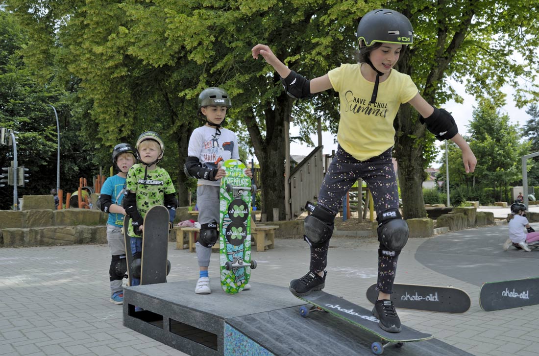 Auf Skateboards über den Schulhof der Astrid-Lindgren-Grundschule