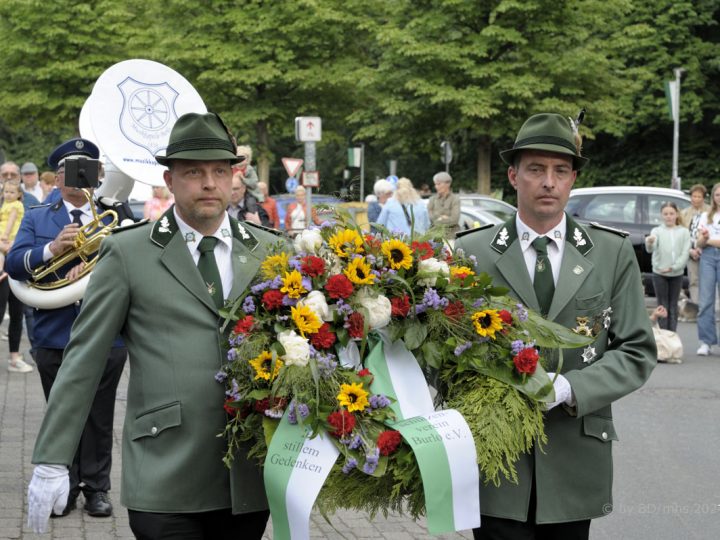 Kranzniederlegung und Zapfenstreich – Start ins Burloer Schützenfestwochenende (Fotostrecke)