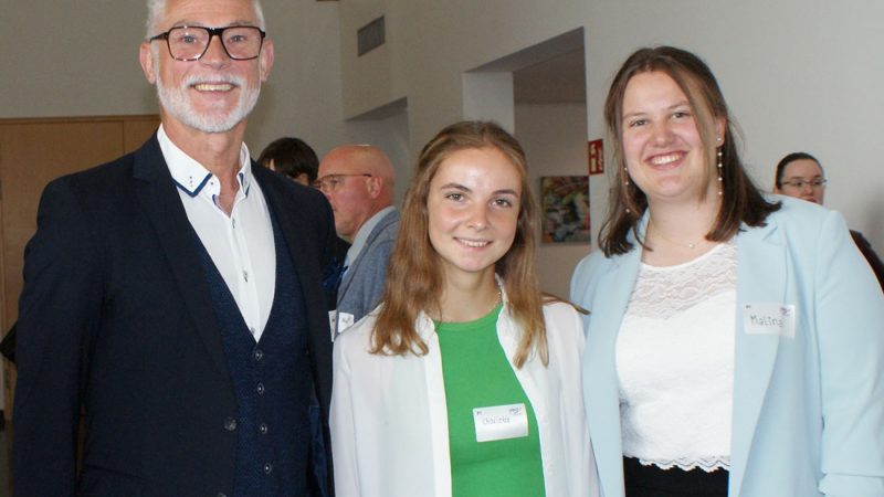 Zwei Abiturientinnen des Burloer Gymnasiums mit dem Karl von Frisch-Preis ausgezeichnet