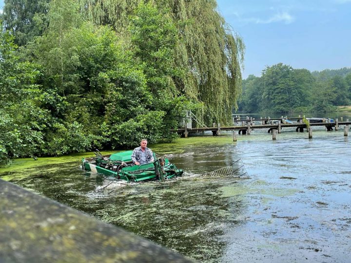 Gewässerpflegearbeiten in Hoxfeld – Räumboot fährt wieder über den Pröbstingsee