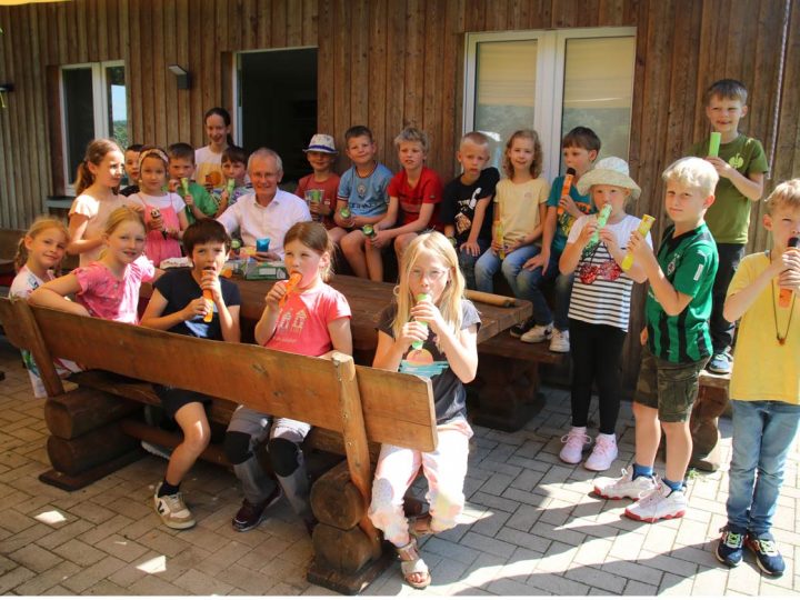 Kinder Ferienbetreuung – 56 gut gelaunte Mädchen und Jungen mit von der Partie