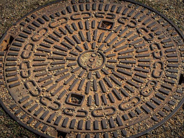 Unbekannte heben Gullydeckel aus – Strafverfahren eingeleitet