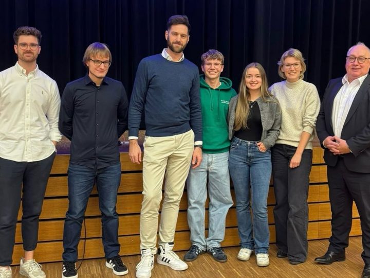 Bundestagsabgeordnete Anne König und Politikwissenschaftler Tim Rogge zu Gast im Gymnasium Mariengarden