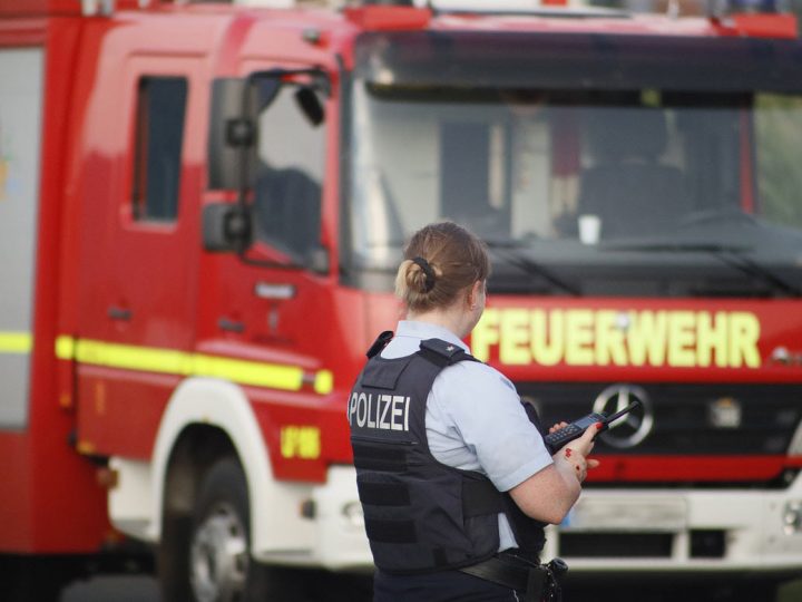Polizei sucht Zeugen nach vorsätzlicher Brandstiftung in Wohn- Geschäftshaus