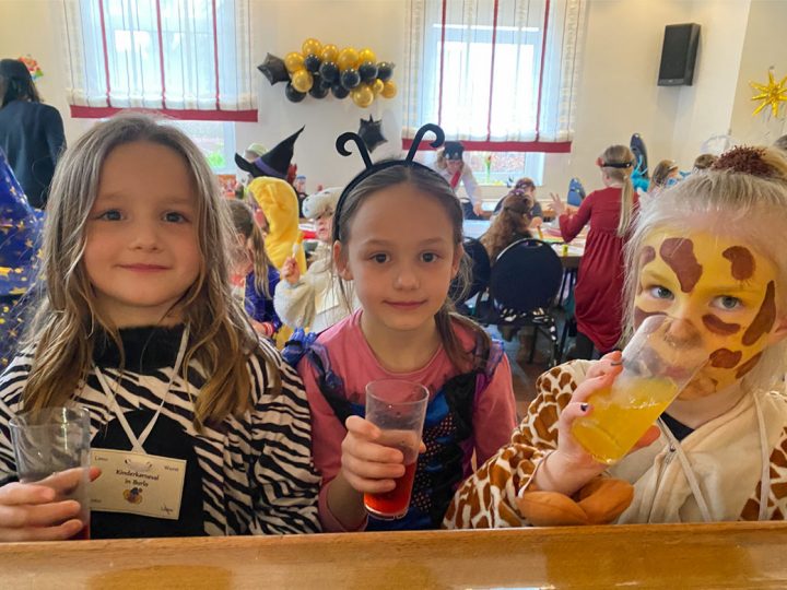 Kinder der Astrid-Lidgren-Grundschule feiern wilde Karnevals-Party