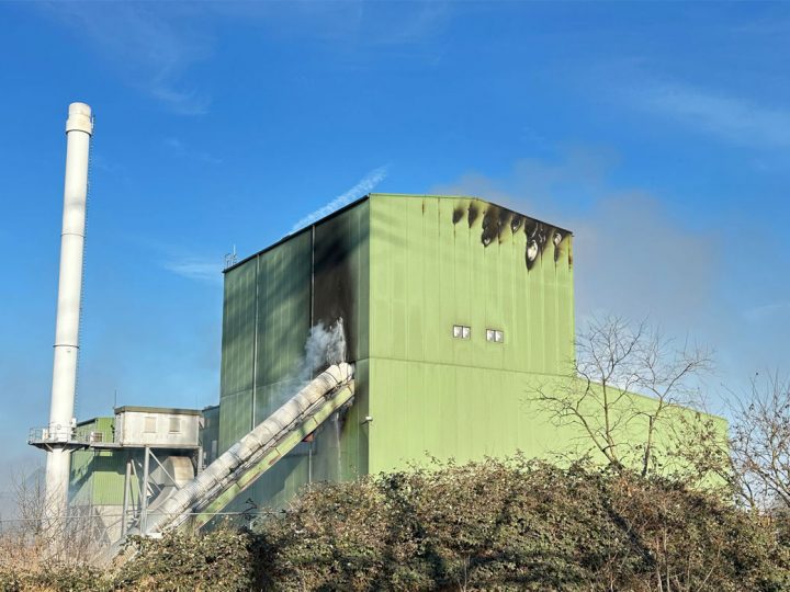 Aktuell größerer Brand in Borken – Feuerwehr mit großem Kräfteaufgebot im Einsatz