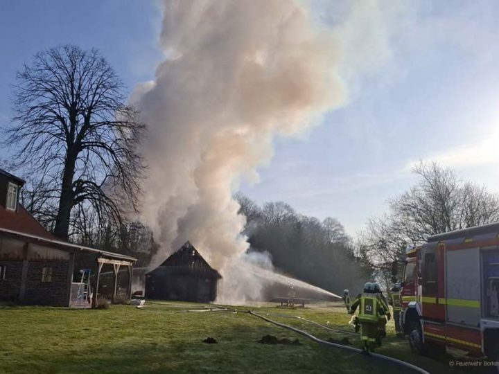 Update Feuerwehreinsatz in Weseke – Ehemaliger Hühnerstall im Vollbrand