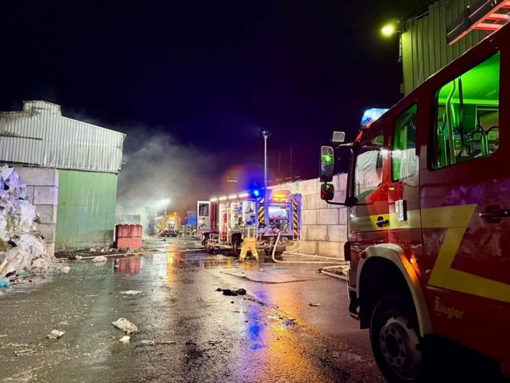 Einsatzstichwort „Großfeuer“ – Brand in Lagerhalle eines Borkener Entsorgungsbetriebes
