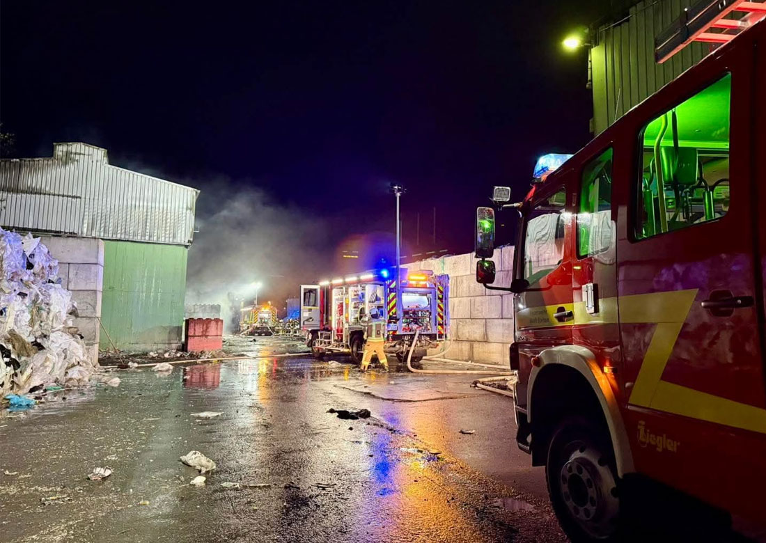 Einsatzstichwort „Großfeuer“ – Brand in Lagerhalle eines Borkener Entsorgungsbetriebes