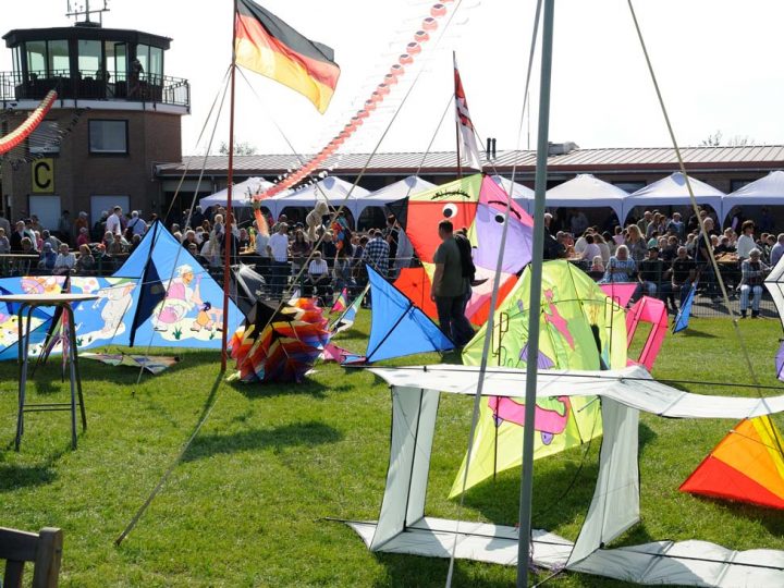 Drachenfest in Hoxfeld – Erneut mussten viele Fluggeräte mangels Wind am Boden bleiben