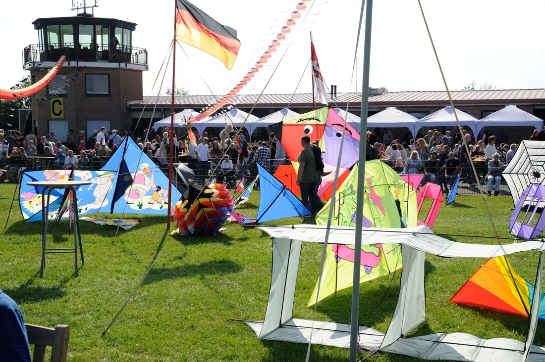 Drachenfest in Hoxfeld – Erneut mussten viele Fluggeräte mangels Wind am Boden bleiben