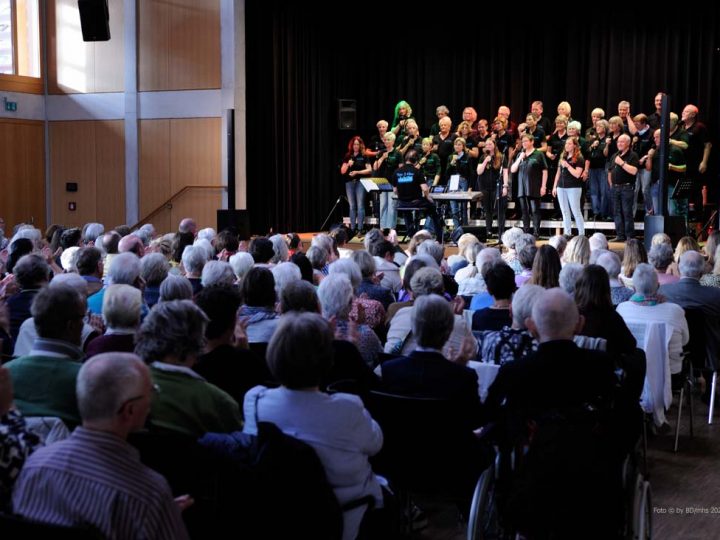 Chor Nice2Hear gab in Burlo Songs aus mehreren Jahrzehnten Musikgeschichte zum Besten