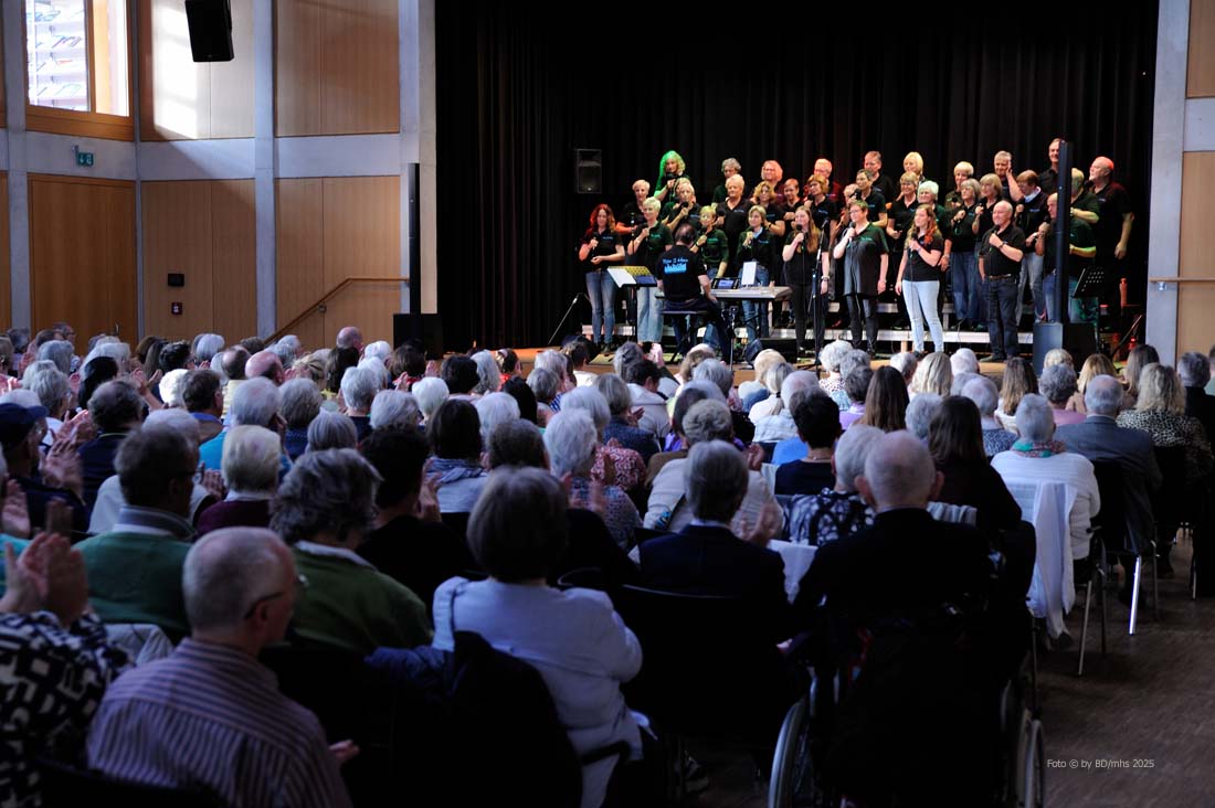 Chor Nice2Hear gab in Burlo Songs aus mehreren Jahrzehnten Musikgeschichte zum Besten