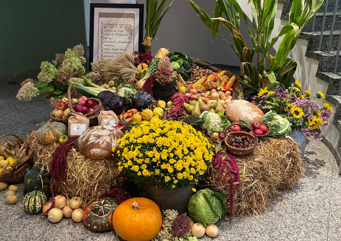 Noch bis zum 22. Oktober 2025 können sich Interessierte den Erntealtar im Borkener Rathaus anschauen. (Copyright: Stadt Borken)