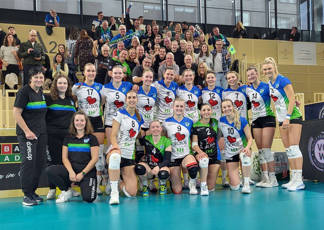 Rund 40 mitgereiste Fans unterstützten die Skurios Volleys beim ersten Auswärtsspiel in Wiesbaden (Foto: Thomas Hacker)