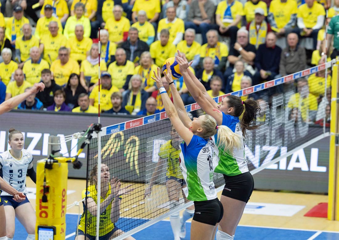 Die Skurios Volleys, hier mit Madleen Piest und Lara Kretschmer, wussten auswärts mit super Aktionen zu überzeugen, blieben aber ohne Satzgewinn (Foto: Hanna Jehring)