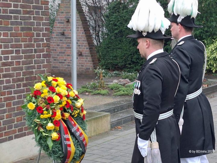 Volkstrauertag – Schützen aus Burlo, Weseke und Borkenwirthe legen Kranz nieder