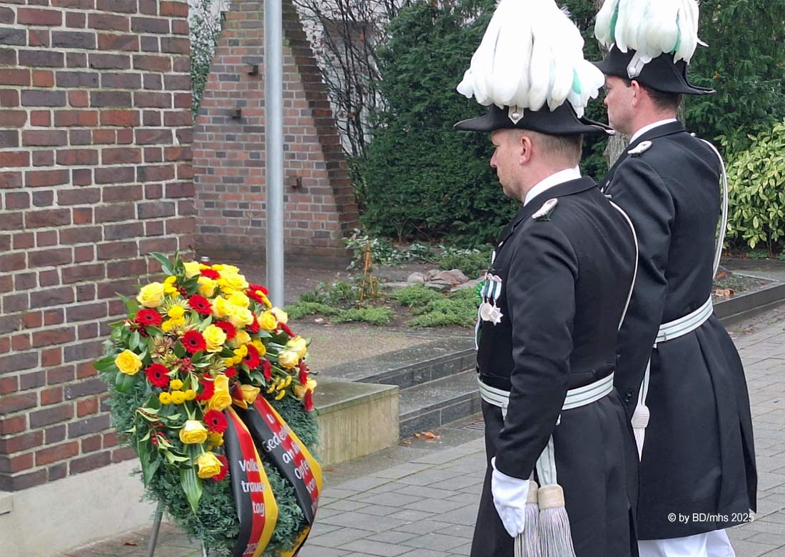 Volkstrauertag – Schützen aus Burlo, Weseke und Borkenwirthe legen Kranz nieder