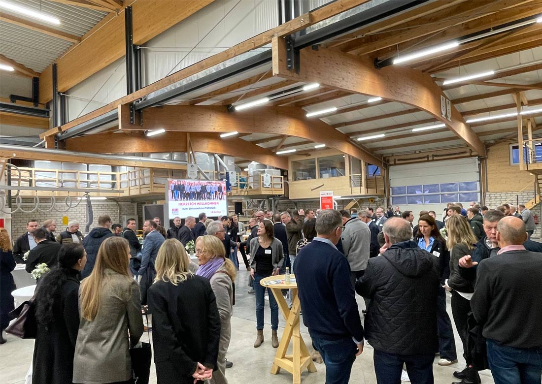 Rund 140 Unternehmerinnen und Unternehmer kamen zum Austausch zusammen und erhielten spannende Einklicke in den Arbeitsalltag des Gastgebers. (Copyright: Stadt Borken)