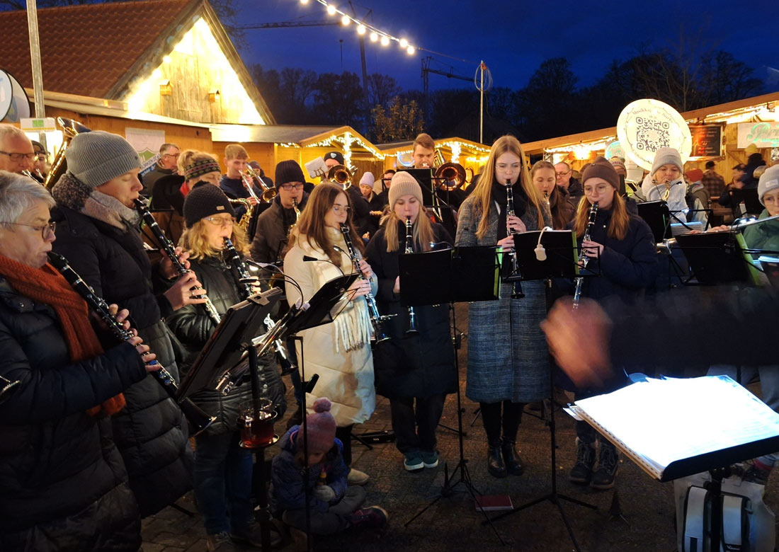 Die Musikkapelle Burlo sorgte auch in diesem Jahr erneut für die musikalische Unterhaltung auf dem Weihnachtsmarkt - Foto: BD/mhs 2025